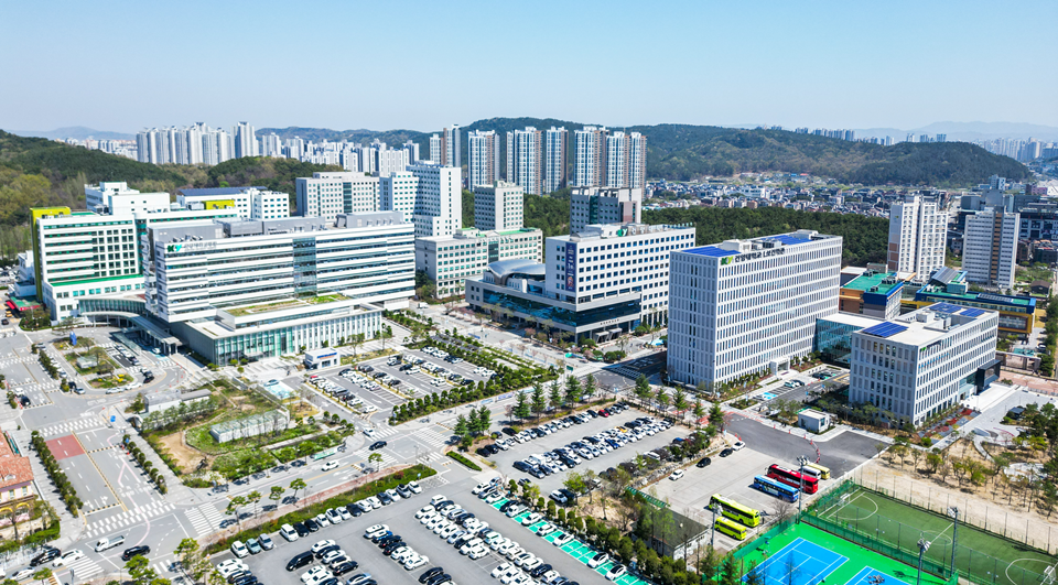 [한국대학신문][2027 수시/건양대학교] ‘학생 성공’으로 증명한 취업명문… 데이터의학과 신설로 미래 의료인재 키운다